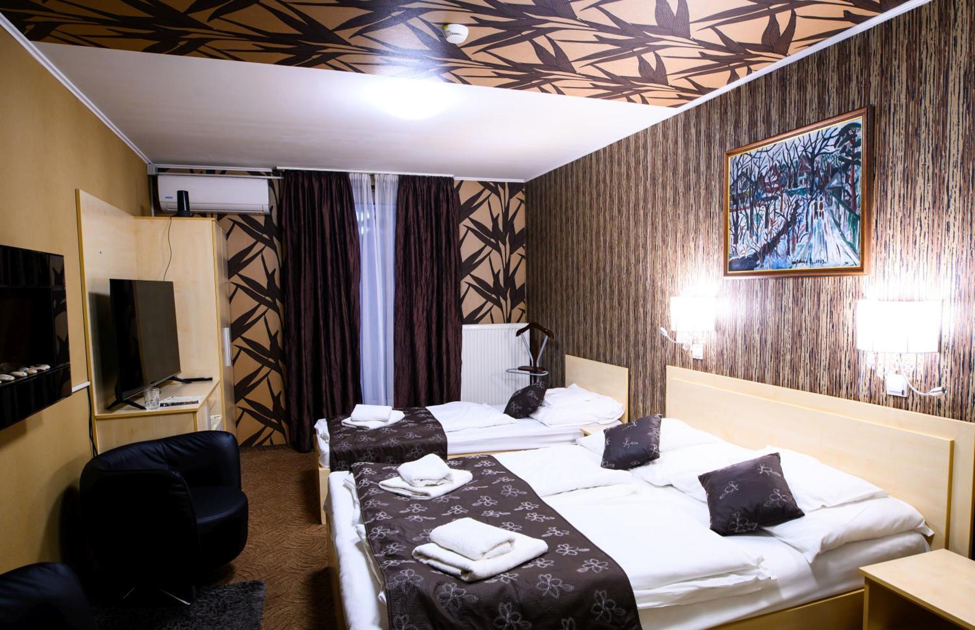 Palermo Panzio Hotel Nyiregyhaza Ngoại thất bức ảnh